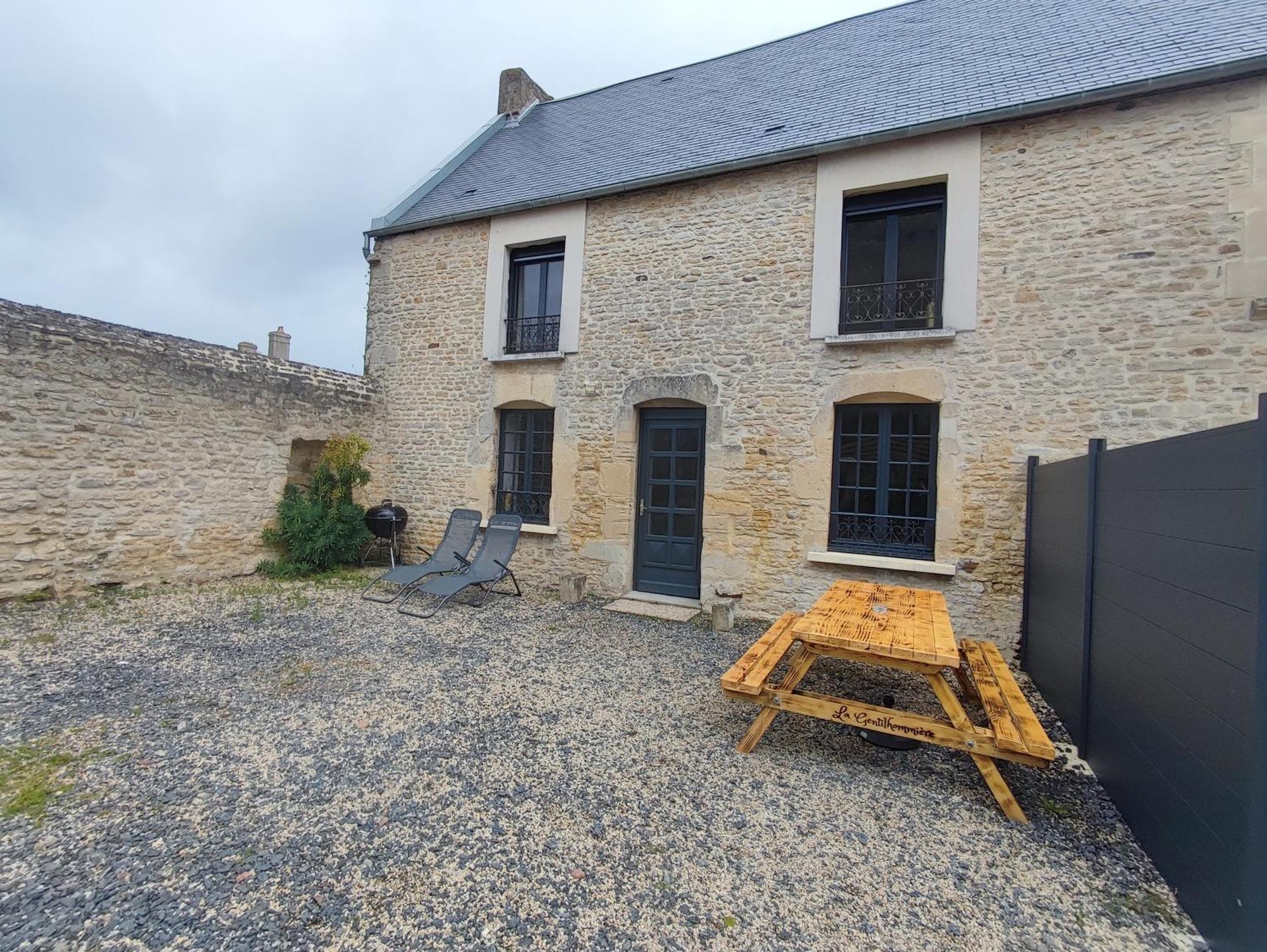 Le Domaine De La Gentilhommiere Situee Entre Bayeux Et Arromanches Les Bains マンヴュー エクステリア 写真